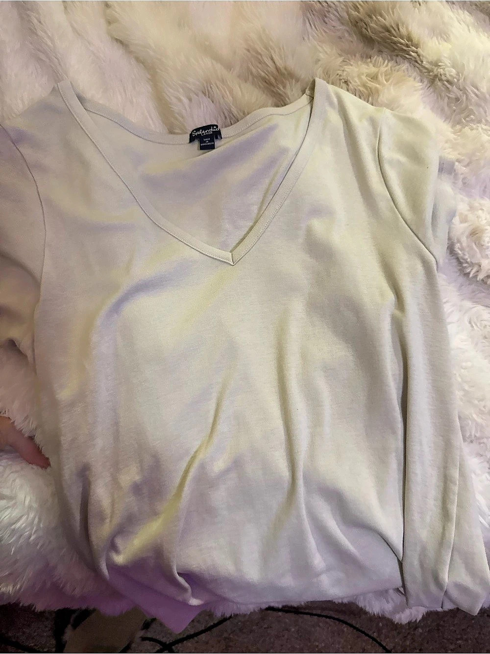 Splendid V-Neck Tee in White Large Like New